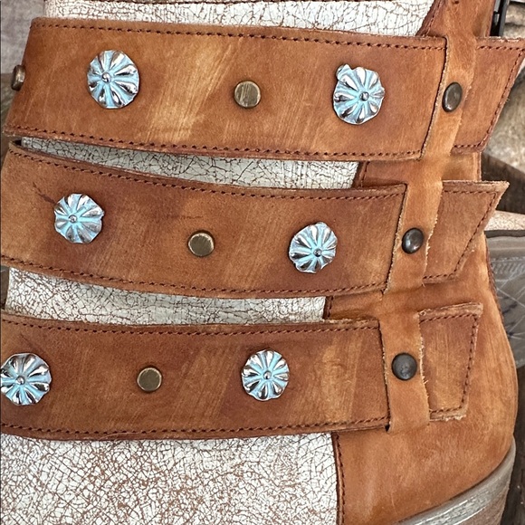 Circle G by Corral Ladies Harness Ankle Cognac Bootie Shoes, model Q5058 - Picture 9 of 11